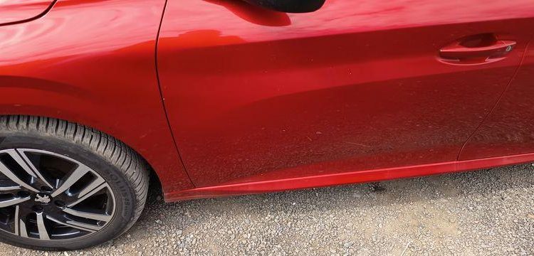 PEUGEOT 208 1,2 PURE TECH – ESSENCE – 16582 KMS ROUGE PZ2M521