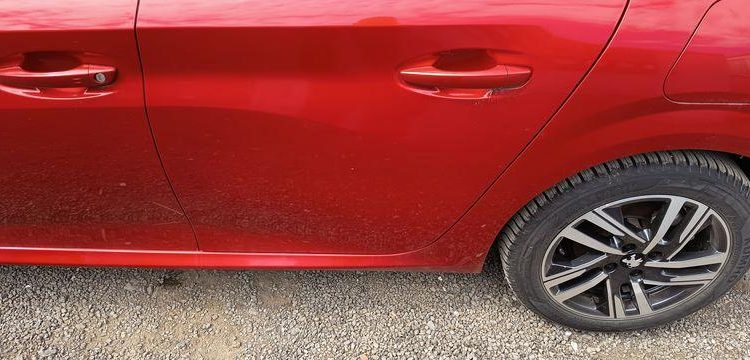PEUGEOT 208 1,2 PURE TECH – ESSENCE – 16582 KMS ROUGE PZ2M521