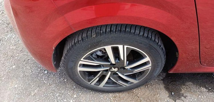 PEUGEOT 208 1,2 PURE TECH – ESSENCE – 16582 KMS ROUGE PZ2M521
