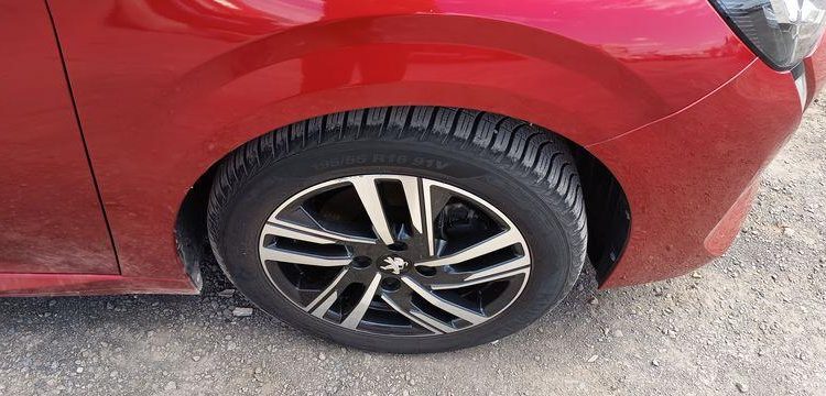 PEUGEOT 208 1,2 PURE TECH – ESSENCE – 16582 KMS ROUGE PZ2M521