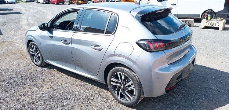 PEUGEOT 208 1.2 PURETECH 100 ALLURE – ESSENCE – 17452 KMS – ANNEE 2022 GRIS PZ2M529