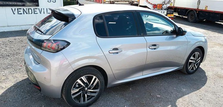 PEUGEOT 208 1.2 PURETECH 100 ALLURE – ESSENCE – 17452 KMS – ANNEE 2022 GRIS PZ2M529