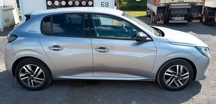 PEUGEOT 208 1.2 PURETECH 100 ALLURE – ESSENCE – 17452 KMS – ANNEE 2022 GRIS PZ2M529