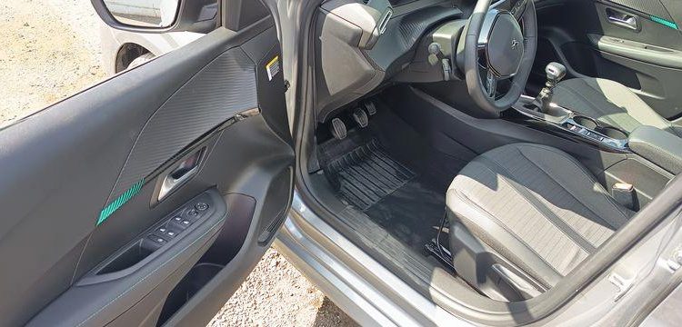 PEUGEOT 208 1.2 PURETECH 100 ALLURE – ESSENCE – 17452 KMS – ANNEE 2022 GRIS PZ2M529