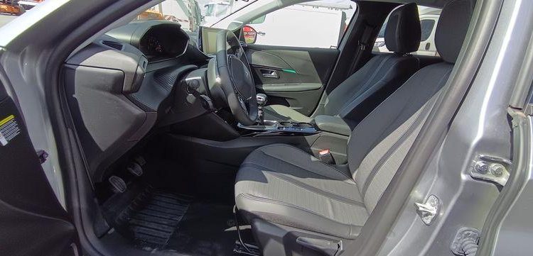 PEUGEOT 208 1.2 PURETECH 100 ALLURE – ESSENCE – 17452 KMS – ANNEE 2022 GRIS PZ2M529