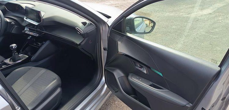 PEUGEOT 208 1.2 PURETECH 100 ALLURE – ESSENCE – 17452 KMS – ANNEE 2022 GRIS PZ2M529