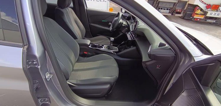 PEUGEOT 208 1.2 PURETECH 100 ALLURE – ESSENCE – 17452 KMS – ANNEE 2022 GRIS PZ2M529