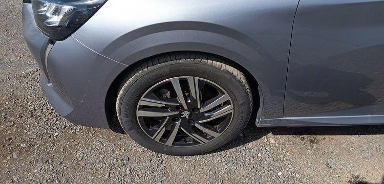 PEUGEOT 208 1.2 PURETECH 100 ALLURE – ESSENCE – 17452 KMS – ANNEE 2022 GRIS PZ2M529