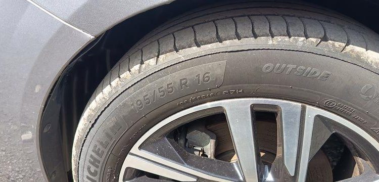 PEUGEOT 208 1.2 PURETECH 100 ALLURE – ESSENCE – 17452 KMS – ANNEE 2022 GRIS PZ2M529