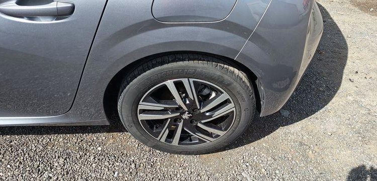PEUGEOT 208 1.2 PURETECH 100 ALLURE – ESSENCE – 17452 KMS – ANNEE 2022 GRIS PZ2M529