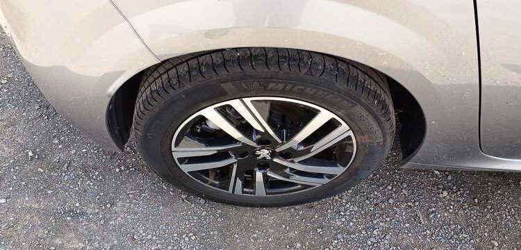 PEUGEOT 208 1.2 PURETECH 100 ALLURE – ESSENCE – 17452 KMS – ANNEE 2022 GRIS PZ2M529