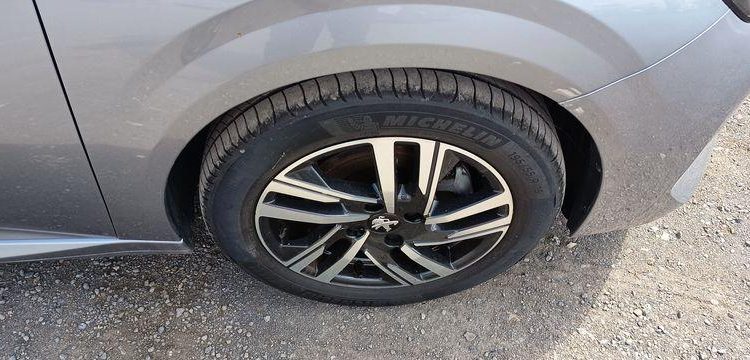 PEUGEOT 208 1.2 PURETECH 100 ALLURE – ESSENCE – 17452 KMS – ANNEE 2022 GRIS PZ2M529