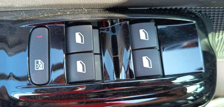 CITROEN C3 1.2 PURETECH 110 SHINE EAT – ESSENCE – 14114 KMS – ANNEE 2023 NOIR PZ2X738