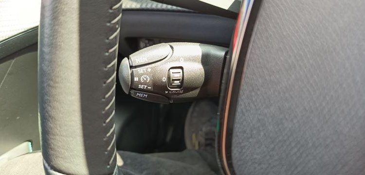 PEUGEOT 208 1.2 PURETECH 100 ALLURE – ESSENCE – 11149 KMS – ANNEE 2023 GRIS PZ2X759