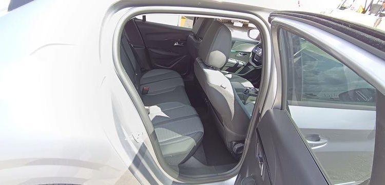PEUGEOT 208 1.2 PURETECH 100 ALLURE – ESSENCE – 11149 KMS – ANNEE 2023 GRIS PZ2X759
