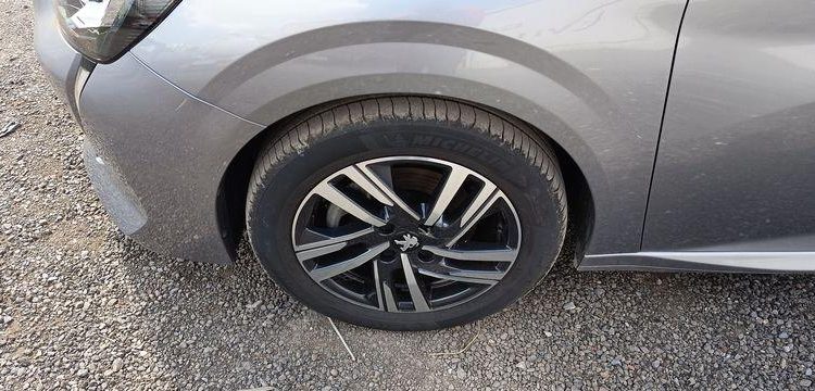 PEUGEOT 208 1.2 PURETECH 100 ALLURE – ESSENCE – 11149 KMS – ANNEE 2023 GRIS PZ2X759