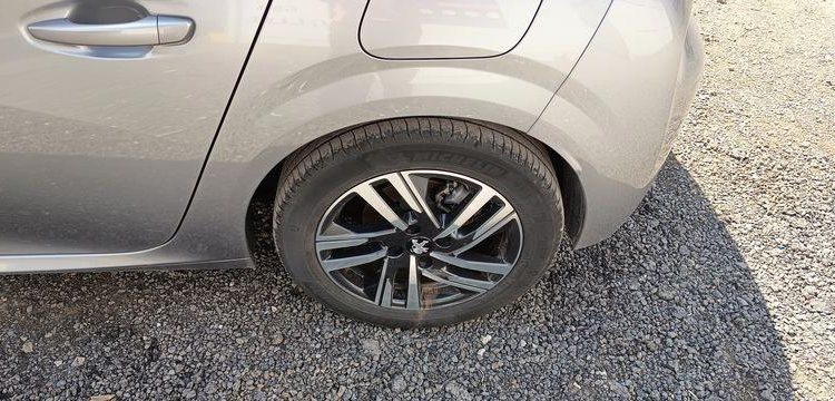PEUGEOT 208 1.2 PURETECH 100 ALLURE – ESSENCE – 11149 KMS – ANNEE 2023 GRIS PZ2X759