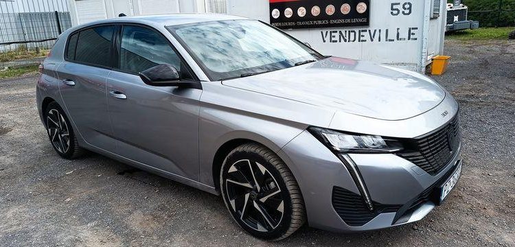 PEUGEOT 308 1.2 PURETECH 130 ALLURE PACK – ESSENCE – 10419 KMS – ANNEE 2023 GRIS PZ3G322