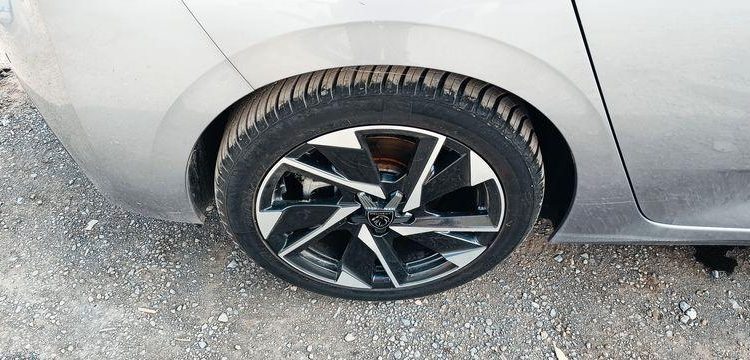 PEUGEOT 308 1.2 PURETECH 130 ALLURE PACK – ESSENCE – 10419 KMS – ANNEE 2023 GRIS PZ3G322
