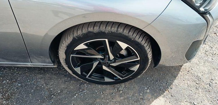 PEUGEOT 308 1.2 PURETECH 130 ALLURE PACK – ESSENCE – 10419 KMS – ANNEE 2023 GRIS PZ3G322