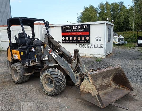 GIANT CHARGEUSE SUR PNEUS DIESEL TYPE V452 + FOURCHES ET GODET 326L  V452T
