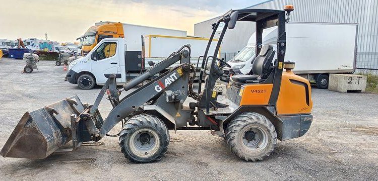 GIANT CHARGEUSE SUR PNEUS DIESEL TYPE V452 + FOURCHES ET GODET 326L  V452T