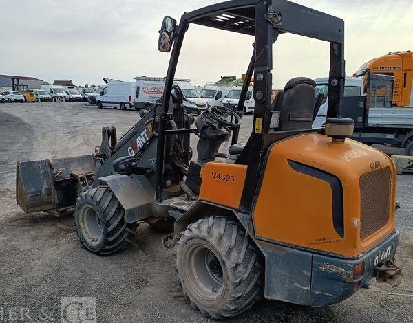 GIANT CHARGEUSE SUR PNEUS DIESEL TYPE V452 + FOURCHES ET GODET 326L  V452T