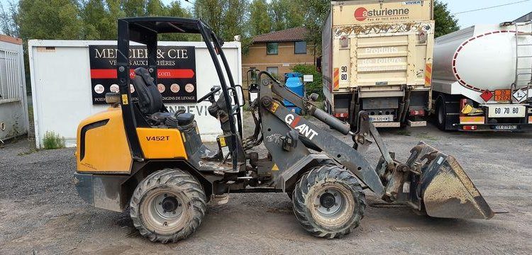 GIANT CHARGEUSE SUR PNEUS DIESEL TYPE V452 + FOURCHES ET GODET 326L  V452T