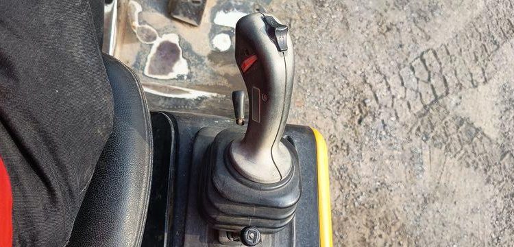 GIANT CHARGEUSE SUR PNEUS DIESEL TYPE V452 + FOURCHES ET GODET 326L  V452T