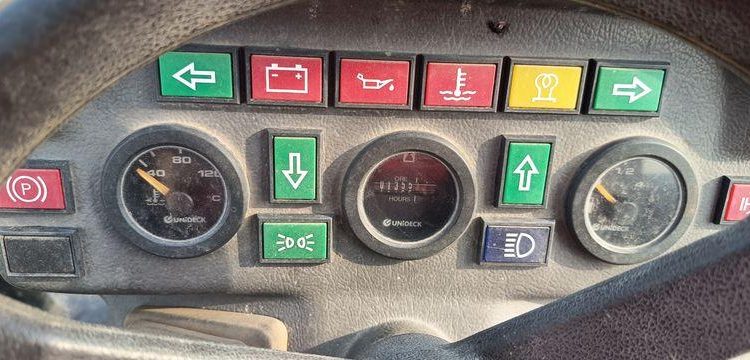 GIANT CHARGEUSE SUR PNEUS DIESEL TYPE V452 + FOURCHES ET GODET 326L  V452T