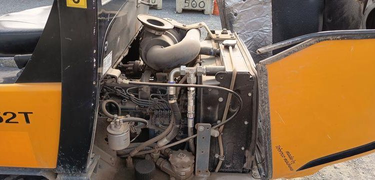 GIANT CHARGEUSE SUR PNEUS DIESEL TYPE V452 + FOURCHES ET GODET 326L  V452T