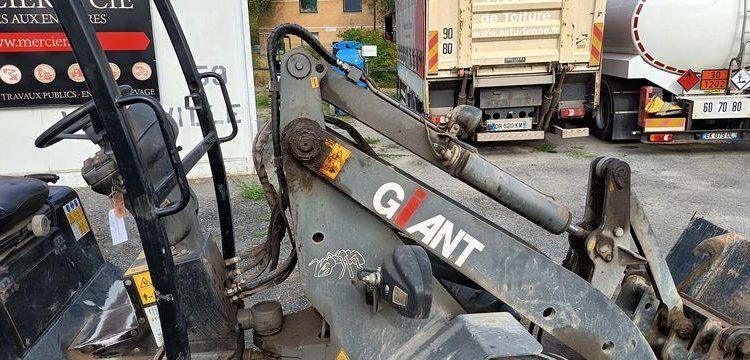 GIANT CHARGEUSE SUR PNEUS DIESEL TYPE V452 + FOURCHES ET GODET 326L  V452T