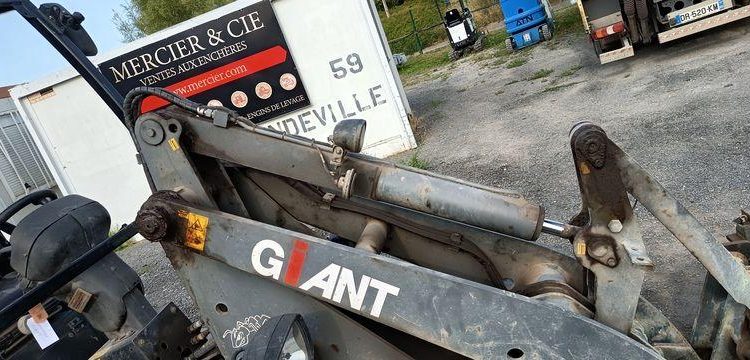 GIANT CHARGEUSE SUR PNEUS DIESEL TYPE V452 + FOURCHES ET GODET 326L  V452T