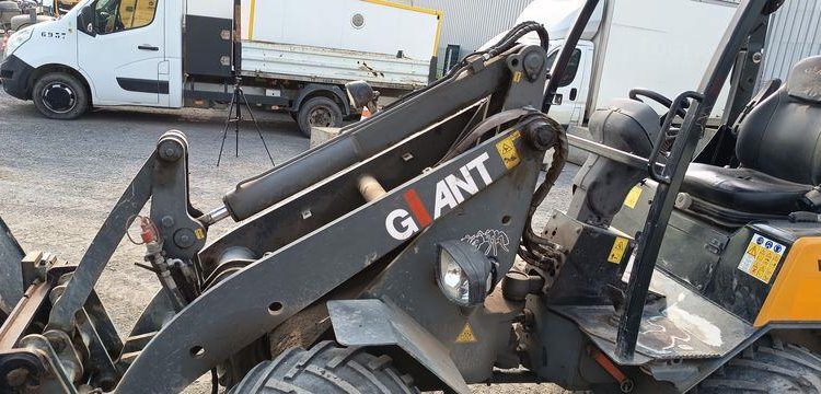GIANT CHARGEUSE SUR PNEUS DIESEL TYPE V452 + FOURCHES ET GODET 326L  V452T