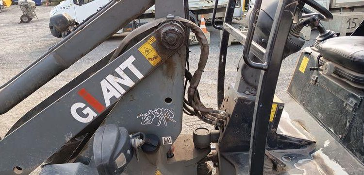 GIANT CHARGEUSE SUR PNEUS DIESEL TYPE V452 + FOURCHES ET GODET 326L  V452T
