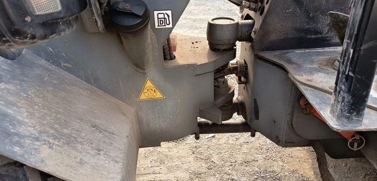 GIANT CHARGEUSE SUR PNEUS DIESEL TYPE V452 + FOURCHES ET GODET 326L  V452T