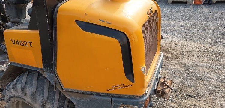 GIANT CHARGEUSE SUR PNEUS DIESEL TYPE V452 + FOURCHES ET GODET 326L  V452T