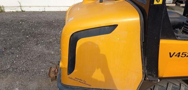 GIANT CHARGEUSE SUR PNEUS DIESEL TYPE V452 + FOURCHES ET GODET 326L  V452T