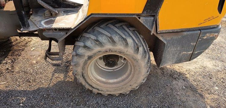 GIANT CHARGEUSE SUR PNEUS DIESEL TYPE V452 + FOURCHES ET GODET 326L  V452T