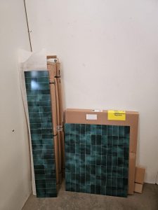 Autre Lot comprenant trois boîtes de crédence en aluminium composite OSKAB et un fond  90