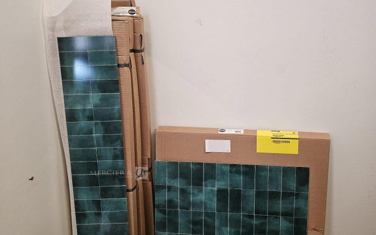 Autre Lot comprenant trois boîtes de crédence en aluminium composite OSKAB et un fond  90