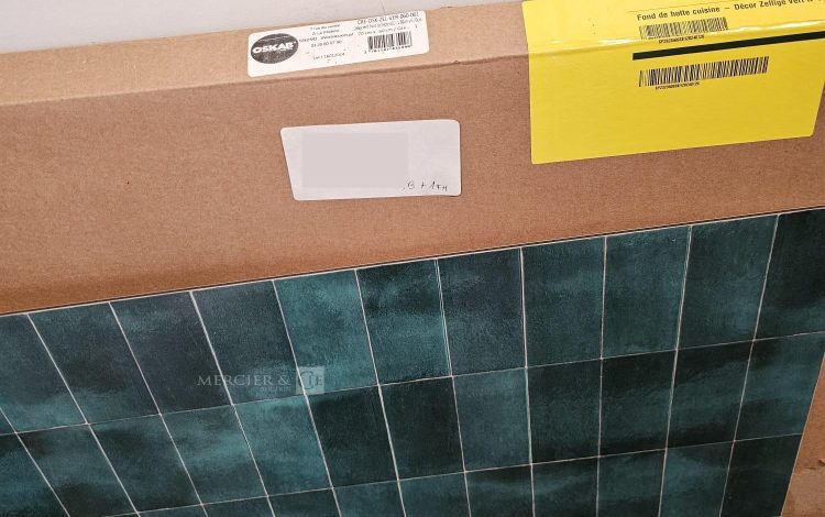 Autre Lot comprenant trois boîtes de crédence en aluminium composite OSKAB et un fond  90