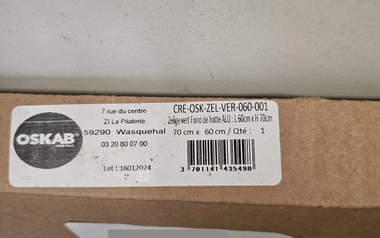 Autre Lot comprenant trois boîtes de crédence en aluminium composite OSKAB et un fond  90