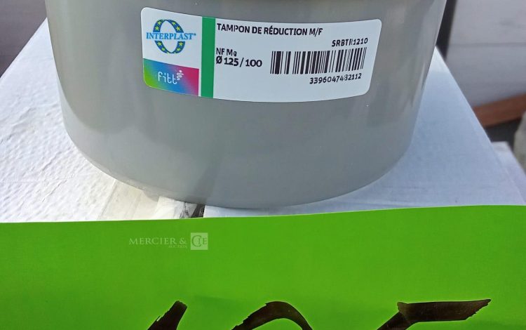 Autre Lot de raccords PVC  réduction, visite et manchettes de réparation  92
