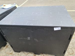 Autre Lot de 15 palettes palettes plastiques noires empilées, utilisées pour le transp  113