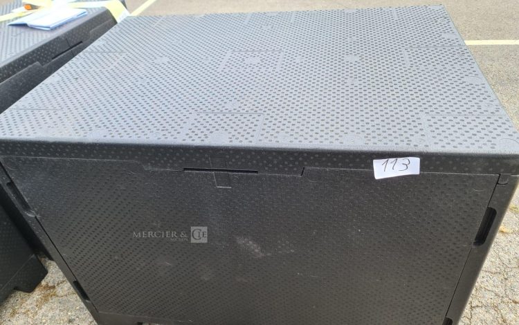 Autre Lot de 15 palettes palettes plastiques noires empilées, utilisées pour le transp  113