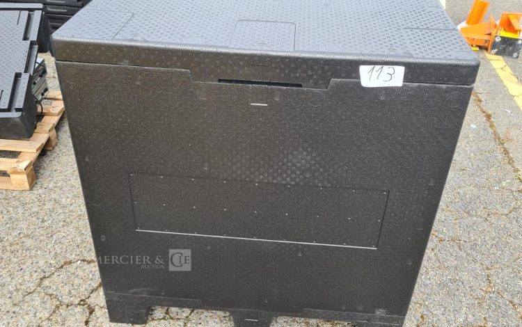 Autre Lot de 15 palettes palettes plastiques noires empilées, utilisées pour le transp  113