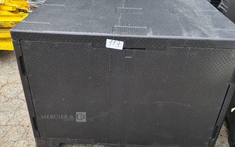 Autre Lot de 15 palettes palettes plastiques noires empilées, utilisées pour le transp  113