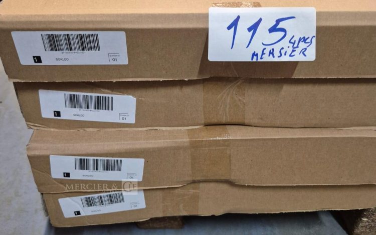 Autre Lot de 15 palettes palettes plastiques noires empilées, utilisées pour le transp  106
