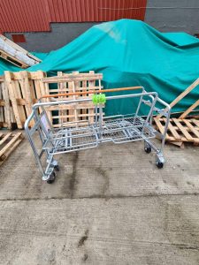 Autre Ensemble de 10 chariots à roulettes, conçus pour la manutention industrielle ou  102